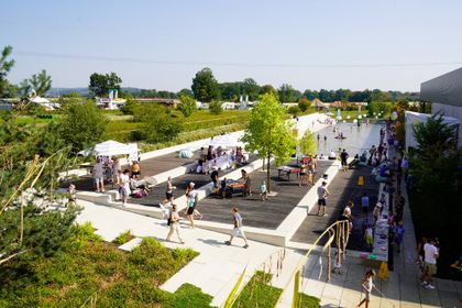 Auf dem kompletten Firmengelände bot Solarlux zum 40. Firmenjubiläum Aktionsflächen zum Mitmachen an. Das große Wasserbecken gehörte zum Erlebnis-Bereich „Ozeanien“ und passte gut zum Sommerwetter (Foto: Solarlux) Auf dem kompletten Firmengelände bot Solarlux zum 40. Firmenjubiläum Aktionsflächen zum Mitmachen an. Das große Wasserbecken gehörte zum Erlebnis-Bereich „Ozeanien“ und passte gut zum Sommerwetter (Foto: Solarlux)
