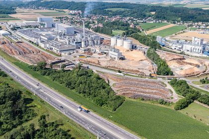 Das Egger Werk Unterradlberg nahe St. Pölten (Niederösterreich) darf sich nun „Smart Factory“ des Jahres nennen (Foto: Egger)