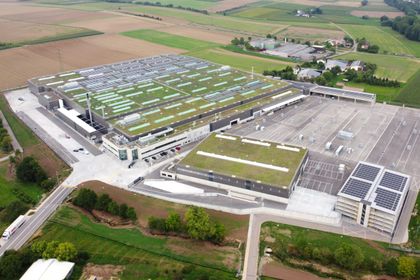 Beim neuen Werk mit einer Fläche von rund elf Hektar handelt es sich um ein eigenständiges Fertigungszentrum für die Produktion (Foto: Layher) Beim neuen Werk mit einer Fläche von rund elf Hektar handelt es sich um ein eigenständiges Fertigungszentrum für die Produktion (Foto: Layher)