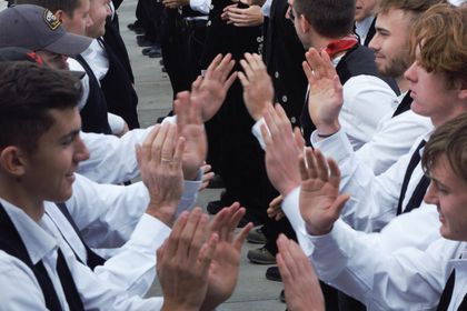 Einen Höhepunkt der Veranstaltung bildete der Zimmererklatsch, bei dem erfahrene Zimmerer ihre Fähigkeiten und ihr Können klatschend zum Rhythmus der Musik stellen konnten (Fotos: Holzbau Baden e.V.)