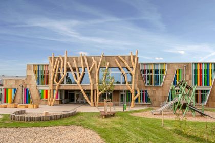 Im luxemburgischen Howald, am Ende eines Grundstücks und neben bereits bestehenden Gebäuden, steht seit Herbst 2022 die neue Grundschule (Fotos: XXA architecture s.à.r.l.)