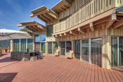 In ruhiger Ortsrandlage im österreichischen Urlaubsort Brixlegg entstand das moderne Ferienhaus mit seinem besonders schönen Ausblick (Fotos: Naturinform/Jean-Stéphane Mus, Innfocus Photography)