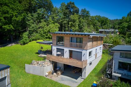 Energetisch autark: Das Gebäude entspricht KfW-55-Anforderungen und speist seinen kompletten Energiebedarf aus Strom (Fotos: Saint-Gobain Isover G+H AG)