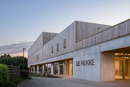 Das prägende Element des Umbaus der De Rekke Schule ist die Holzfassade (Fotos: Kebony/Ben Roberts)
