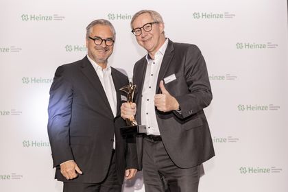 Gold für Knauf: Jochen Wenzel (l.), Marketing Direktor bei Knauf und Ben de Sain, Teamleiter Marketing und Akademie Trockenbau bei Knauf, freuen sich über den Architects‘ Darling in der Kategorie Brandschutz (Foto: Heinze GmbH/Marcus Jacobs)	