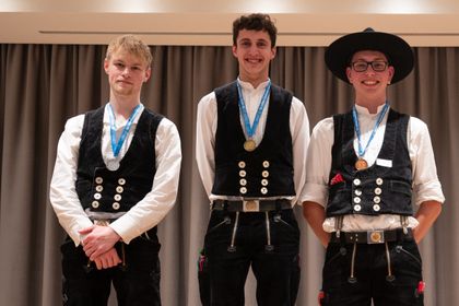 Bei den deutschen Meisterschaften im Baugewerbe ergab sich folgende Platzierung im Zimmerer-Gewerk: 1. Platz: Florian Dorer aus Furtwangen, 2. Platz: Bendix Henningsen aus Scheggerott und 3. Platz: Jannik Emanuel Luger aus Ansbach (Foto: Holzbau Deut Bei den deutschen Meisterschaften im Baugewerbe ergab sich folgende Platzierung im Zimmerer-Gewerk: 1. Platz: Florian Dorer aus Furtwangen, 2. Platz: Bendix Henningsen aus Scheggerott und 3. Platz: Jannik Emanuel Luger aus Ansbach (Foto: Holzbau Deut