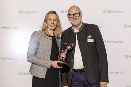 Kerstin Möller, Leiterin Marketing, und Thomas Niedermayr, Vertriebsleiter Deutschland/Österreich (Keimfarben), nahmen die Preise entgegen (Foto: Heinze GmbH/Marcus Jacobs)
