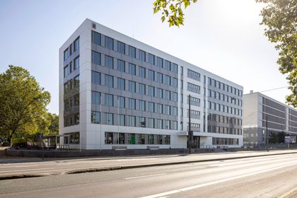 Das „Platinum“ in Wiesbaden gilt schon jetzt als Leuchtturmprojekt für nachhaltige Bürobauten der Öffentlichen Hand (Fotos: Jörg Hempel Fotografie)