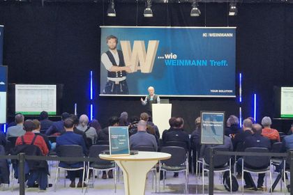 Während der zweitägigen Veranstaltung waren alle Fachvorträge ausgebucht, wodurch ein reger Austausch zwischen Zimmerern, Holzbauern und Branchenexperten gefördert wurde (Fotos: mikado)
