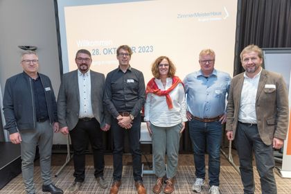 Vorstand und Geschäftsführung von ZimmerMeisterHaus (v.l.):  Geschäftsführer Matthias Schlosser, die Vorstände Christoph Mayer und Florian Fluck, Vizepräsidentin Katrin Schmidt-Wagner, Vorstand Mario Drees und Präsident Holger Kappler (Fotos: ZMH/Joa