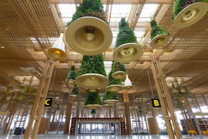 Sowohl im Innen- als auch im Außenbereich des Terminal 2 sind die Decken und Säulen mit Bambusprodukten ausgestattet (Foto: Moso) Sowohl im Innen- als auch im Außenbereich des Terminal 2 sind die Decken und Säulen mit Bambusprodukten ausgestattet (Foto: Moso)