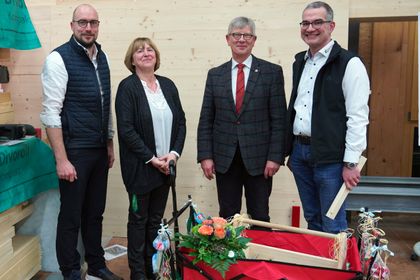 Das Team vom Bildungszentrum Holzbau verabschiedete Gerhard Lutz aus dem aktiven Dienst. V.l.: Markus Weitzmann (Gesamtleiter Bildungszentrum Holzbau), Anna Strahl (Organisation Biberacher Modell), Gerhard Lutz (Honorarprofessor Hochschule Biberach),