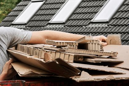 Handwerksbetriebe können sich dank komplett plastikfreier Verpackung der Velux Eindeckrahmen auf die einfache Entsorgung nach dem Einbau freuen (Fotos: Velux)
