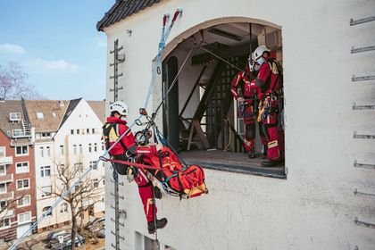 Dank der
neuen Anschlag- punkte können
jetzt auch komplexere Übungen wie der Transport von Verletz- ten auf der Trage praxisnah trainiert werden (Foto: Lux-top/Yvonne Koall)