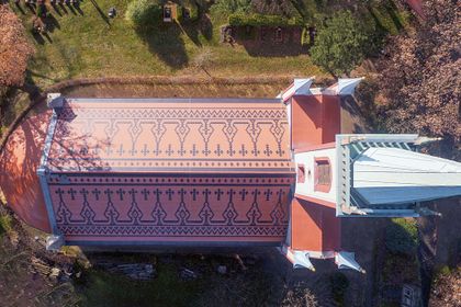 Kunstvoll gemustert: Das zweifarbige Biberdach der Matthäuskirche in Dittelsdorf prägt nach abgeschlossener Sanierung nun wieder das Dorfbild (Foto: Braas)