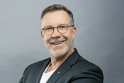 Dr. h. c. Josef Frank ist Sachverständiger, Dachdecker- und Klempnermeister sowie Obermeister der Innung für München und Oberbayern Dr. h. c. Josef Frank ist Sachverständiger, Dachdecker- und Klempnermeister sowie Obermeister der Innung für München und Oberbayern