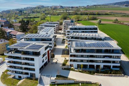 Blick auf die neue Wohnsiedlung Schättlisberg mit vielen autofreien Flächen für die Bewohner. Die Autos stehen in den Tiefgaragen. Foto: puren Blick auf die neue Wohnsiedlung Schättlisberg mit vielen autofreien Flächen für die Bewohner. Die Autos stehen in den Tiefgaragen. Foto: puren