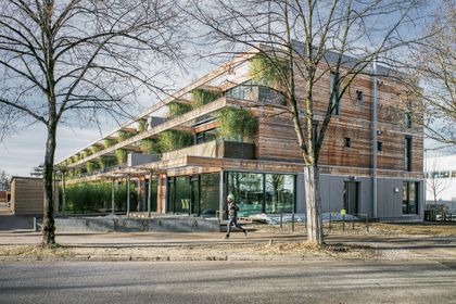 Simpler Trick:
Die terrassierte
Bauweise des
96 m langen Riegels
machte
es leicht, verschiedene
Wohnungsgrößen
auszubilden (Foto: Lukas Vallentin) Simpler Trick:
Die terrassierte
Bauweise des
96 m langen Riegels
machte
es leicht, verschiedene
Wohnungsgrößen
auszubilden (Foto: Lukas Vallentin)