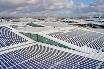 Photovoltaik-Lösung für Metalldächer: Große Module für kleine Technik Photovoltaik-Lösung für Metalldächer: Große Module für kleine Technik