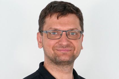 Janosch Kabella ist als neuer Key Account Manager Industrie bei Soudal Ansprechpartner für den Bereich industrielle Möbelfertigung und Innentürenproduktion (Fotos: Soudal) 