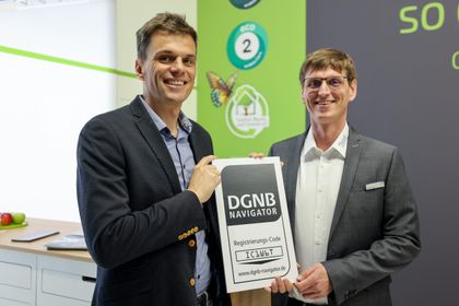 Sven Luckert, Geschäftsführer von Franken Systems (r.) nahm die Auszeichnung von Stephan Anders, DGNB, auf der Messe BAU entgegen (Foto: DGNB)