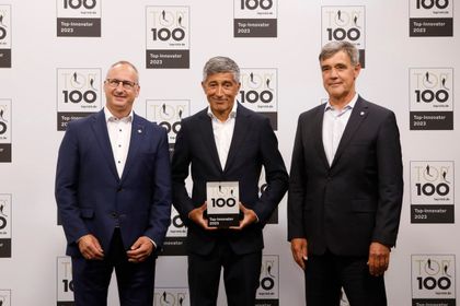 Im Rahmen des Deutschen Mittelstands-Summits überreichte Ranga Yogeshwar das Top 100-Siegel. V.l.: Andreas Hettich (Leiter Business Development bei Heco), Ranga Yogeshwar, Achim Carstanjen (Heco-Geschäftsführer) (Foto: KD Busch/compamedia) Im Rahmen des Deutschen Mittelstands-Summits überreichte Ranga Yogeshwar das Top 100-Siegel. V.l.: Andreas Hettich (Leiter Business Development bei Heco), Ranga Yogeshwar, Achim Carstanjen (Heco-Geschäftsführer) (Foto: KD Busch/compamedia)