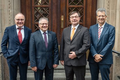 V.l.: Edgar Glasner (Vorsitzender der Vertreterversammlung Versicherte), Mathias Neuser (Vorsitzender des Vorstandes Versicherte), Walter Sailer (Vorsitzender des Vorstandes Arbeitgeber) und Thomas Möller (Vorsitzender des Vorstandes Arbeitgeber) (Fo