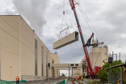 Knauf investiert am Standort Iphofen. Am 27. Juli wurde eine Verbindungsbrücke über der Bahnstrecke eingehoben und montiert (Foto: Knauf) Knauf investiert am Standort Iphofen. Am 27. Juli wurde eine Verbindungsbrücke über der Bahnstrecke eingehoben und montiert (Foto: Knauf)