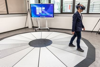 Eduardo Veas, head of the laboratory at the Institute of Interactive Systems and Data Science at TU Graz on the moving floor for VR excursions. Eduardo Veas, head of the laboratory at the Institute of Interactive Systems and Data Science at TU Graz on the moving floor for VR excursions.