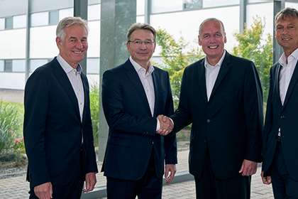 Pictured from right to left: Dr. Dipl.-Ing. Eberhard Veit, Dirk Görlitzer, Frank Stührenberg and Dr. Frank Eisert Pictured from right to left: Dr. Dipl.-Ing. Eberhard Veit, Dirk Görlitzer, Frank Stührenberg and Dr. Frank Eisert