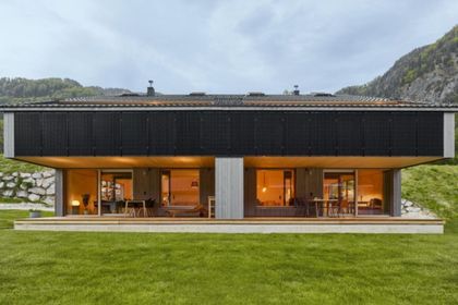 Ein Doppelwohnhaus in Holzmassivbauweise – zeitgemäße Architektur und hohe Energieeffizienz trotz „Low tech“ (Foto: Atelier Wortmeyer)