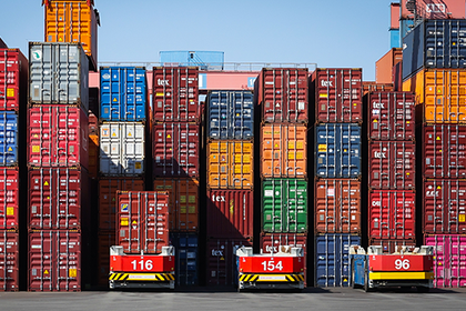 Das Gelände des Containerterminal Altenwerder (CTA). Seit Jahresbeginn müssen deutsche Unternehmen per Gesetz für Kinder- und Zwangsarbeit in der Lieferkette ihrer Produkte mit die Verantwortung übernehmen. Das Gelände des Containerterminal Altenwerder (CTA). Seit Jahresbeginn müssen deutsche Unternehmen per Gesetz für Kinder- und Zwangsarbeit in der Lieferkette ihrer Produkte mit die Verantwortung übernehmen.