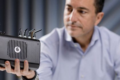 5G base station in miniature format: Santiago Tenorio, Director Network Architecture at the Vodafone Group, with the prototype of a 5G network built on a credit card-sized Raspberry Pi.