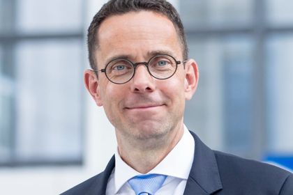 Wolfgang Weber, ZVEI: »Europa muss seine Kompetenz in allen Strukturgrößen stärken, so sind auch Leistungselektronik und Sensorik entscheidend für das Gelingen der grünen und digitalen Transformation.« Wolfgang Weber, ZVEI: »Europa muss seine Kompetenz in allen Strukturgrößen stärken, so sind auch Leistungselektronik und Sensorik entscheidend für das Gelingen der grünen und digitalen Transformation.«