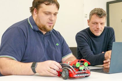 Prof. Dr. Gernot Bauer (right) and his research assistant Simon Proost from the Laboratory for Software Engineering at Münster University of Applied Sciences developed the online course "botKI" for the "KI-Campus" platform. Prof. Dr. Gernot Bauer (right) and his research assistant Simon Proost from the Laboratory for Software Engineering at Münster University of Applied Sciences developed the online course "botKI" for the "KI-Campus" platform.