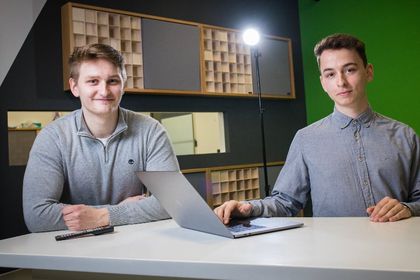 Machen KI mit kostenlosen Onlinekursen populär: openHPI-Dozenten Johannes Hötter (links) und Christian Warmuth. Machen KI mit kostenlosen Onlinekursen populär: openHPI-Dozenten Johannes Hötter (links) und Christian Warmuth.