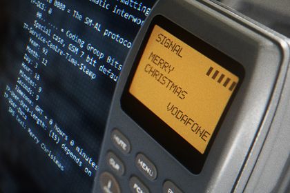 First SMS auctioned: The SMS message "Merry Christmas" can be read on the display of a cell phone connected to the Vodafone mobile network.