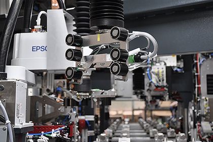 Magnetic gripper on SCARA robot from Epson Magnetic gripper on SCARA robot from Epson