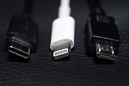 The EU Commission wants to standardize charging plugs for smartphones, tablets, etc.