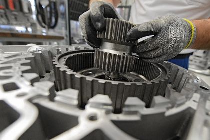 Ein Arbeiter baut in einem Werk der ZF Friedrichshafen AG ein Getriebe für einen Omnibus zusammen. Ein Arbeiter baut in einem Werk der ZF Friedrichshafen AG ein Getriebe für einen Omnibus zusammen.