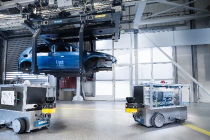 Im Siemens Automotive Showroom und Testcenter in Nürnberg haben Siemens und Qualcomm gemeinsam ein privates 5G-Netz im 3,7/3,8-GHz-Frequenzbands installiert. Im Siemens Automotive Showroom und Testcenter in Nürnberg haben Siemens und Qualcomm gemeinsam ein privates 5G-Netz im 3,7/3,8-GHz-Frequenzbands installiert.