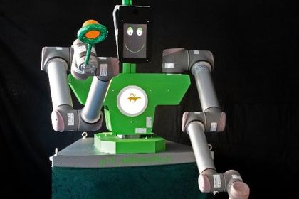 Ein »pi4_workerbot« hält Jonglierbälle in die Luft. Ein »pi4_workerbot« hält Jonglierbälle in die Luft.