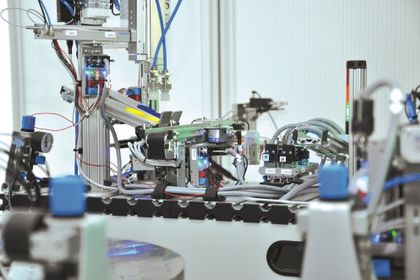 Any components on the store floor - from individual sensors to entire machines - should be able to communicate with each other via DANA, as well as with the corporate IT level.