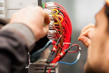 A central element of planning for 24 V (DC) circuits is protecting a wide range of loads against overcurrents. Choosing the right fuse protection is anything but trivial. An overview.