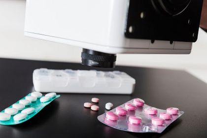 Bildverarbeitung auf Hyperspektralbasis ermöglicht es, organische oder anorganische ­Verunreinigungen von Objekten zu erkennen – und zwar nicht nur an deren Oberfläche, sondern ­teilweise auch in ihrem Inneren. Ein Überblick.