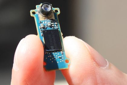 Für die Aufnahme von Vibrationen – zum Beispiel von Maschinenteilen – kommen bis dato MEMS- oder Piezosensoren sowie Mikrofone zum Einsatz. Einen anderen Ansatz verfolgt ein optischer Sensor auf Basis einer selbstmischenden Laserdiode. Für die Aufnahme von Vibrationen – zum Beispiel von Maschinenteilen – kommen bis dato MEMS- oder Piezosensoren sowie Mikrofone zum Einsatz. Einen anderen Ansatz verfolgt ein optischer Sensor auf Basis einer selbstmischenden Laserdiode.