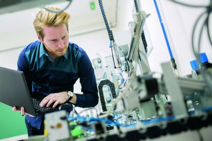 Elektronikingenieur prüft Schaltungsaufbau