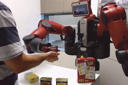 Mensch und Roboter Seite an Seite Mensch und Roboter Seite an Seite