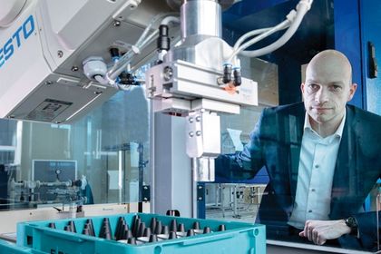 Industrial robots in a palletizing system