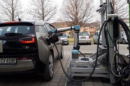 The robot-controlled CCS fast-charging system for electric vehicles developed by TU Graz together with industrial partners also enables serial charging in different parking positions for the first time. The robot-controlled CCS fast-charging system for electric vehicles developed by TU Graz together with industrial partners also enables serial charging in different parking positions for the first time.